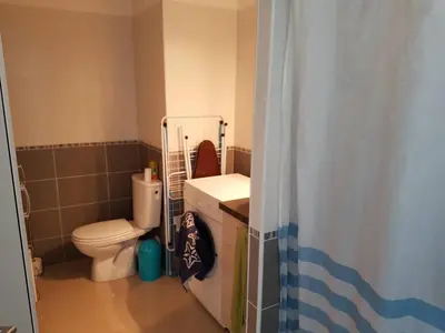 a small bathroom with a toilet and a sink at Location saisonnière Résidence Ephyra Gruissan in Gruissan