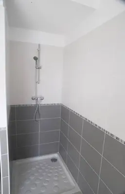 a bathroom with a shower with a shower at Location saisonnière Résidence Ephyra Gruissan in Gruissan