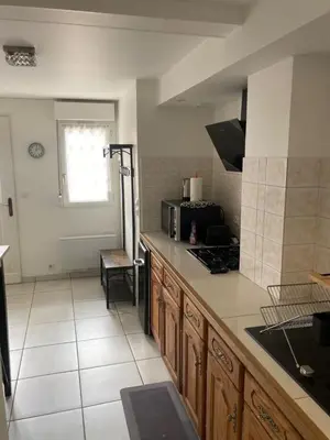 a kitchen with a counter top and a microwave at Appartement à deux pas du centre ville in Limoux