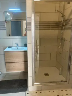 a bathroom with a shower and a sink at Appartement à deux pas du centre ville in Limoux