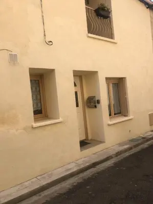 a building with three windows on the side of it at Appartement à deux pas du centre ville in Limoux