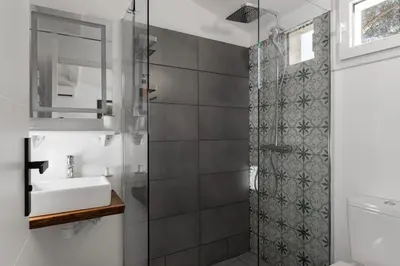 a bathroom with a sink and a shower at Charmant havre de paix à 10 mn de Carcassonne, mer, montagne et trésors de l'unesco à portée de main in Villemoustaussou