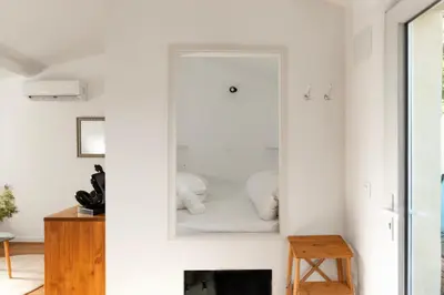 a white room with a mirror on the wall at Charmant havre de paix à 10 mn de Carcassonne, mer, montagne et trésors de l'unesco à portée de main in Villemoustaussou