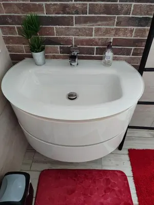 a white bath tub in a bathroom with a brick wall at Gîte et Chambre d'hôte Entre Tilleul et Agrumes in Vinassan