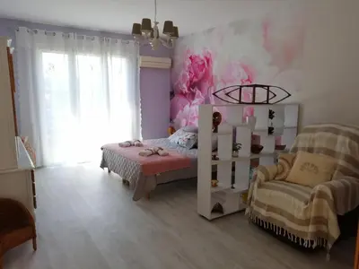a small bedroom with a bed and a chair at Gîte et Chambre d'hôte Entre Tilleul et Agrumes in Vinassan