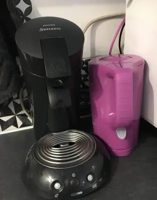 a black and pink coffee maker and a suitcase at Escale à Castelnaudary in Castelnaudary