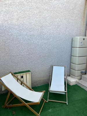 a chair and a mirror in a room at Le CLOS du LÉZARD - L'escapade in Port-la-Nouvelle