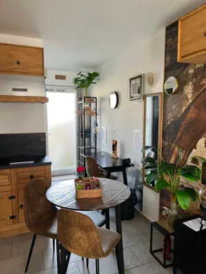 a kitchen with a table and chairs in a room at Le CLOS du LÉZARD - L'escapade in Port-la-Nouvelle