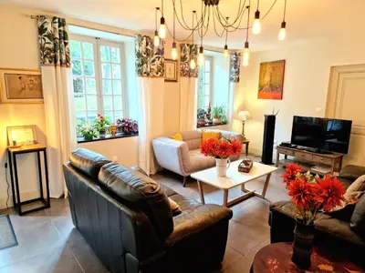 a living room with couches and a tv at L'Orée de la cité in Carcassonne