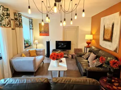 a living room with couches and a tv at L'Orée de la cité in Carcassonne