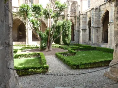 a small kitchen with a sink and a microwave at La Suite de la Cathédrale in Narbonne