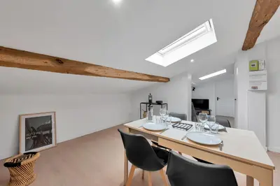 a dining room with a table and chairs at Le Blackwood in Mazamet