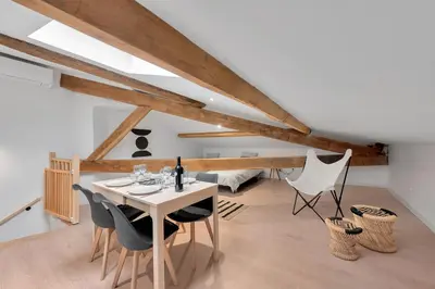 a dining room with a table and chairs at Le Blackwood in Mazamet