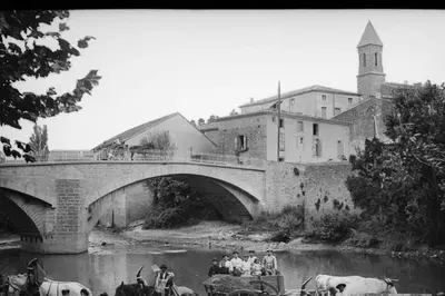 a black and white photo of people riding in horse drawn carriages at Charmant appartement de village in Pennautier