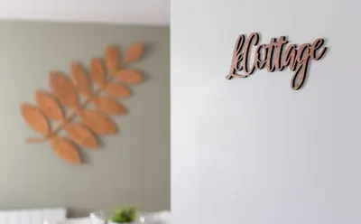 a sign for a kitchen with a leaf on the wall at Le Cottage in Mazamet