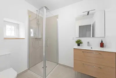 a bathroom with a shower and a sink at Le Tropical : T2 rénové Ambiance Cosy et Colorée in Mazamet