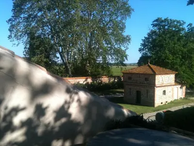 a building in a yard with a tree at Terrasse avec vue Domaine Viticole in Sallèles-dʼAude