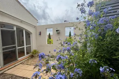 a house with purple flowers in the yard at Le Villerouge - 14 Personnes - Piscine in Fabrezan