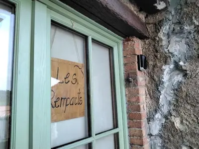 a sign in the window of a building at Les Remparts in Caudiès-de-Fenouillèdes