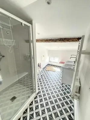 a bathroom with a walk in shower and a glass door at L'écrin Lauragais - Grande maison, 3 chambres 3sdb in Villefranche-de-Lauragais