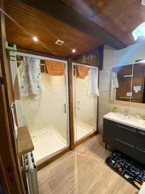 a bathroom with a shower and a sink at Maison de campagne à Camps-sur-l'Agly avec vue sur lac in Camps-sur-lʼAgly
