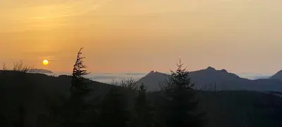 a sunset over the mountains with the sun in the sky at Maison de campagne à Camps-sur-l'Agly avec vue sur lac in Camps-sur-lʼAgly