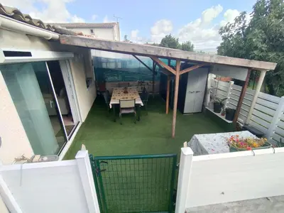a view of a patio with a table and a fence at Repos en campagne in Pexiora