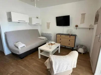 a small room with a bed and a table at Appartement vue mer, plage à 20m in Gruissan