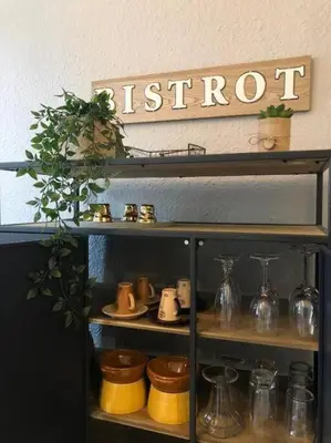 a shelf with a sign that readsitentotent at Studio au pied de la cité in Carcassonne