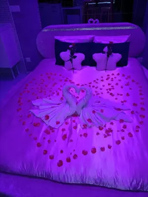 a bed with two swans made out of flowers at L'instant Romance : Le glamour in Castelnaudary