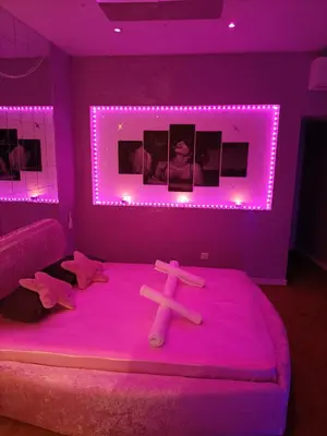 a purple room with a bed with a pink lighting at L'instant Romance : Le glamour in Castelnaudary