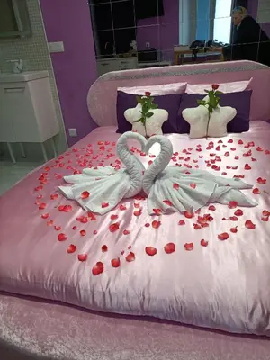 two swans made out of roses on a bed at L'instant Romance : Le glamour in Castelnaudary