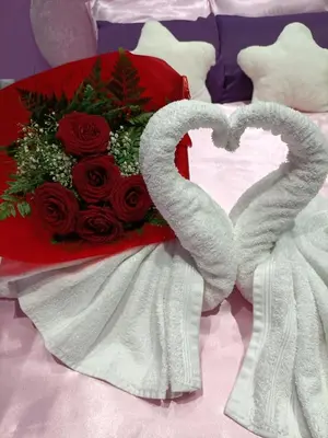 a bouquet of red roses and two heart shaped towels at L'instant Romance : Le glamour in Castelnaudary