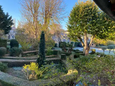a garden with a lot of plants and trees at Cosy T3 dans corps de ferme l écureuil in Vieillevigne