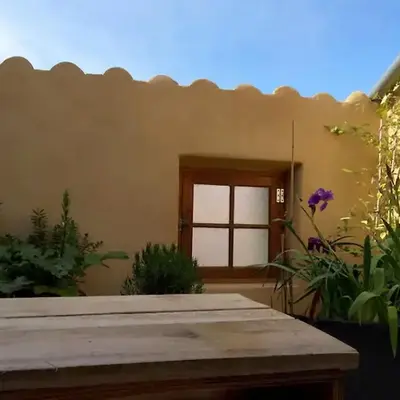 Petite maison de designer (avec terrasse)