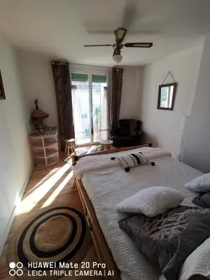 a bedroom with two twin beds and a window at L'ÉTAPE BIEN ÊTRE,chambres et tables d'hôtes, salon de massage in Camps-sur-lʼAgly