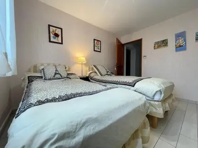 a kitchen with a table and chairs in a room at Villa Anatole - parking privé - 900m Cité Médiévale in Carcassonne