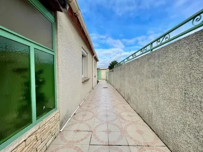 a laundry room with a washing machine and a washer at Villa Anatole - parking privé - 900m Cité Médiévale in Carcassonne
