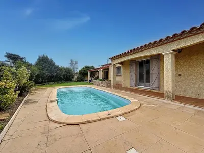 a swimming pool in a yard next to a house at La Flemme en Rose- Villa avec piscine-Pet Friendly in Peyriac-de-Mer
