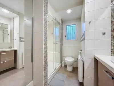 a bathroom with a shower and a toilet and a sink at La Flemme en Rose- Villa avec piscine-Pet Friendly in Peyriac-de-Mer