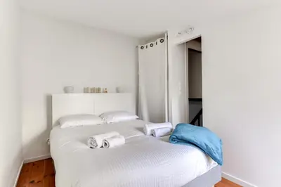 a bedroom with two beds with towels on them at Le Patio de la Bastide avec Terrasse & Netflix - Quartier paisible in Carcassonne