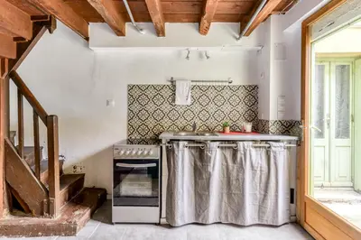 a kitchen with a counter and a sink in a room at Le Patio de la Bastide avec Terrasse & Netflix - Quartier paisible in Carcassonne