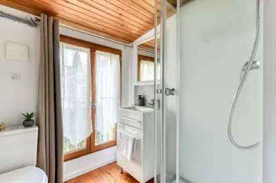 a bathroom with a shower and a sink at Le Patio de la Bastide avec Terrasse & Netflix - Quartier paisible in Carcassonne