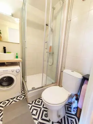 a bathroom with a toilet and a shower at L'Escapade : Charmant T2 -Parking gratuit, piscine, wifi, clim in Gruissan