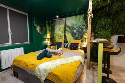 a bedroom with a yellow bed with a green wall at Cap Jungle Evasion: Cinema Netflix King size in Limoux