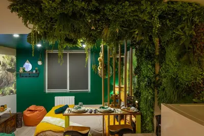 a room with a table and a green wall at Cap Jungle Evasion: Cinema Netflix King size in Limoux