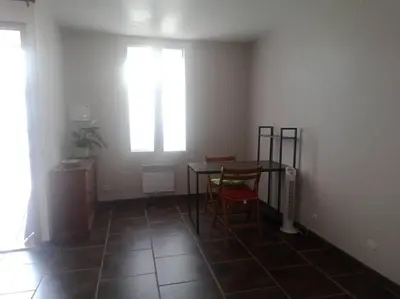 a room with a table and chairs and a window at Studio équipé 2 personnes, Port la Nouvelle centre in Port-la-Nouvelle