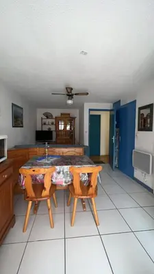a living room with a table and two chairs at La terrasse de Gruissan in Gruissan