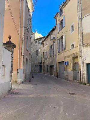 an empty street in an alley between buildings at Magnifique villa 11 couchages in Narbonne