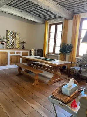 a living room with a wooden table and benches at Magnifique villa 11 couchages in Narbonne